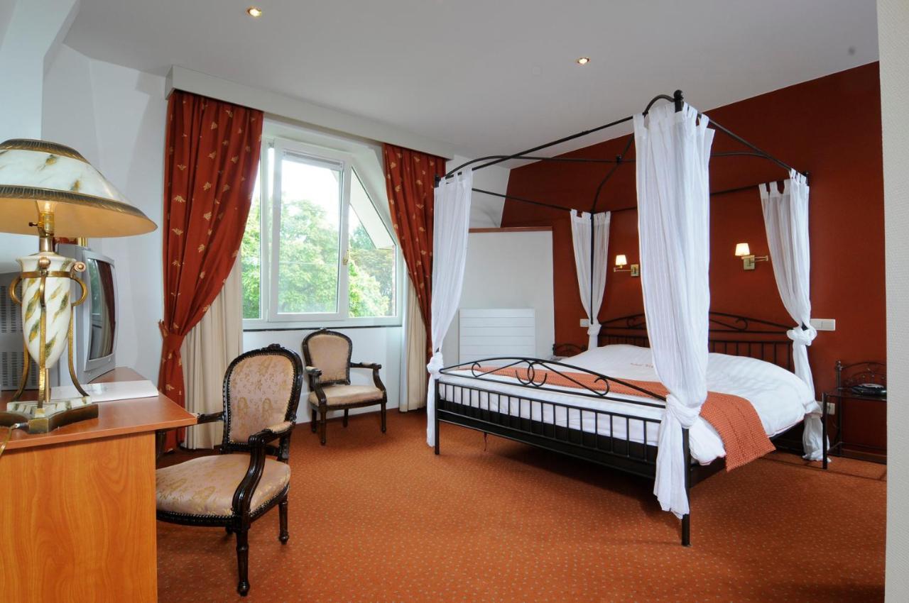 Hotel Kasteel Wurfeld Maaseik Esterno foto